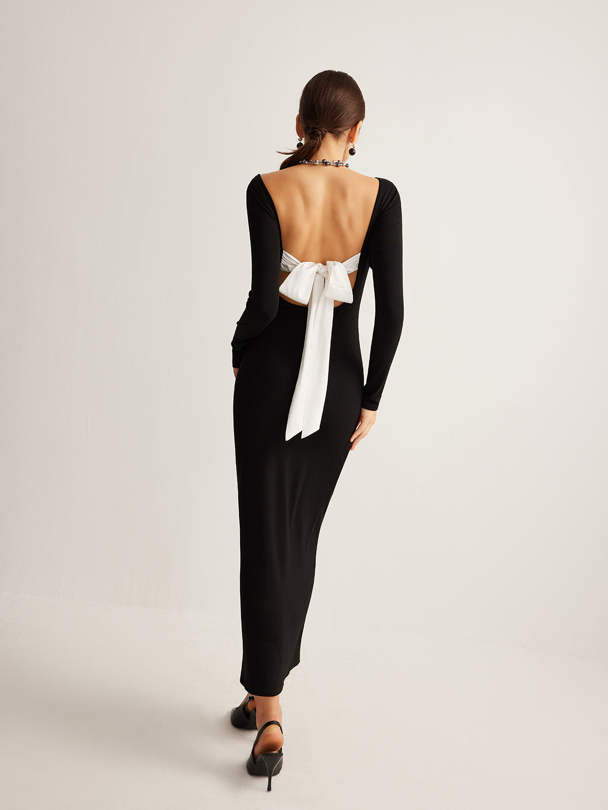 Clara | Elegantes Strickkleid mit offenem Rücken und Schleife