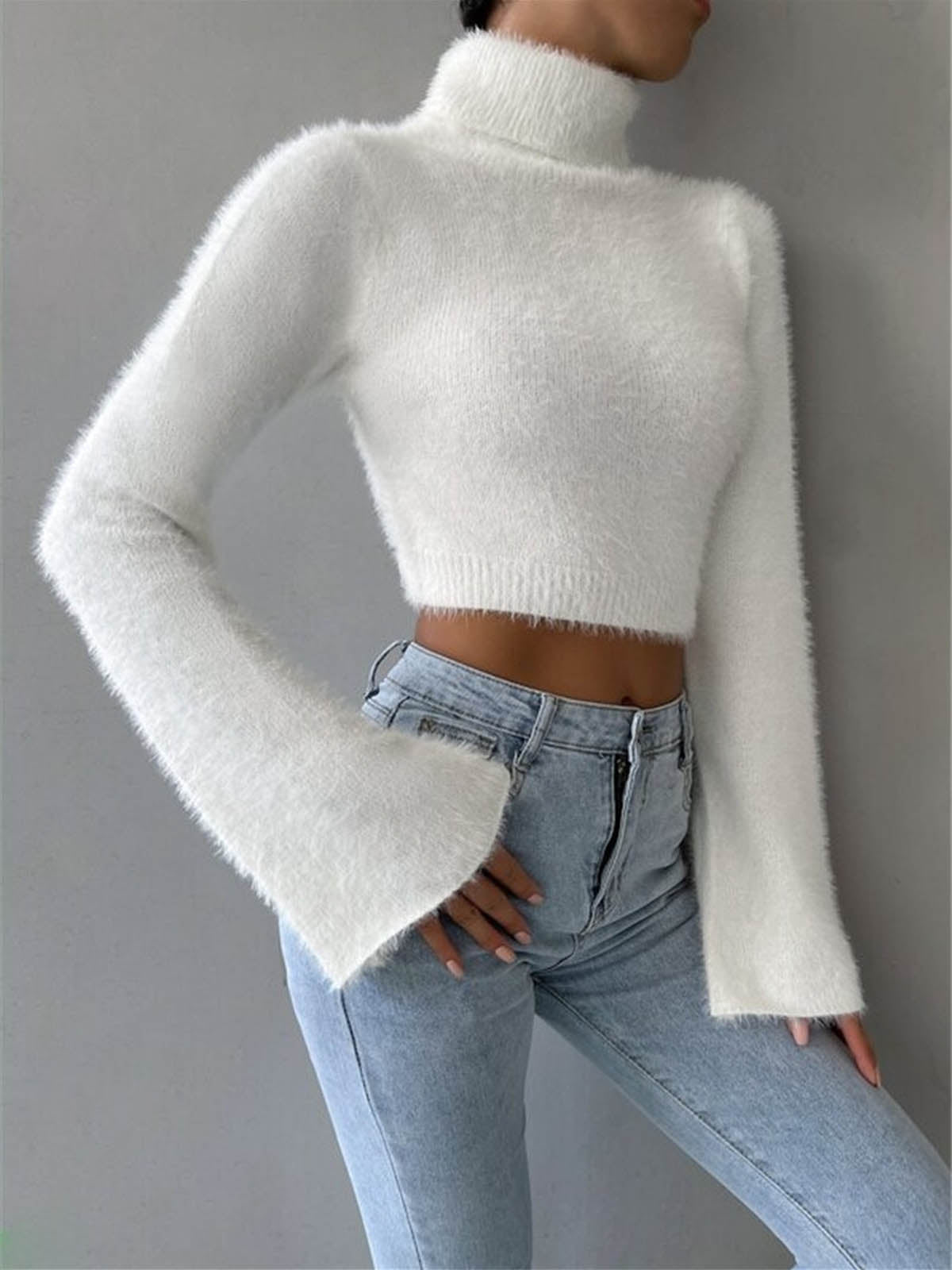 Clara | Modische Turtleneck Fuzzy Crop Bluse