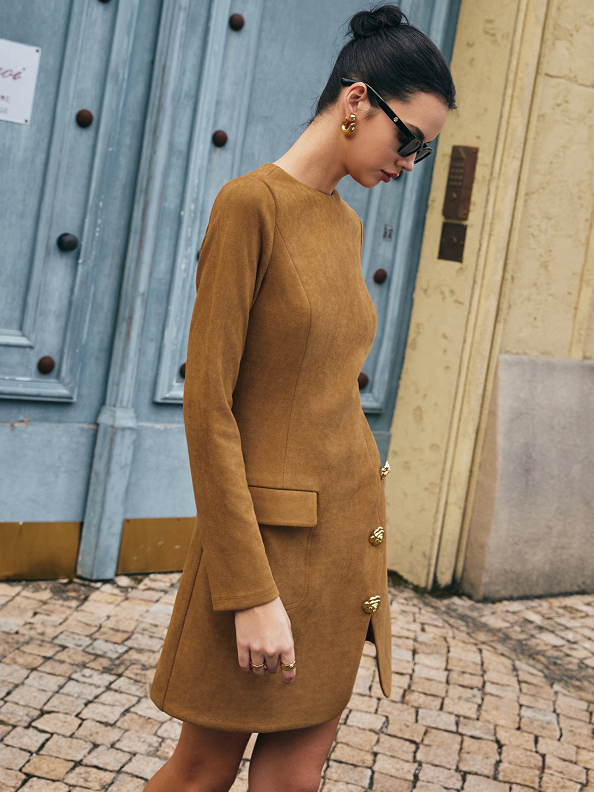 Clara | Elegantes Kunstlederkleid mit floralen Details