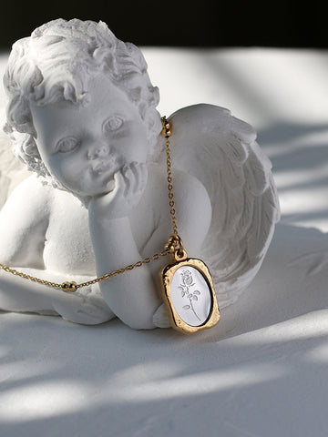 Eleganz der Rosen | Geprägte Halskette mit Anhänger