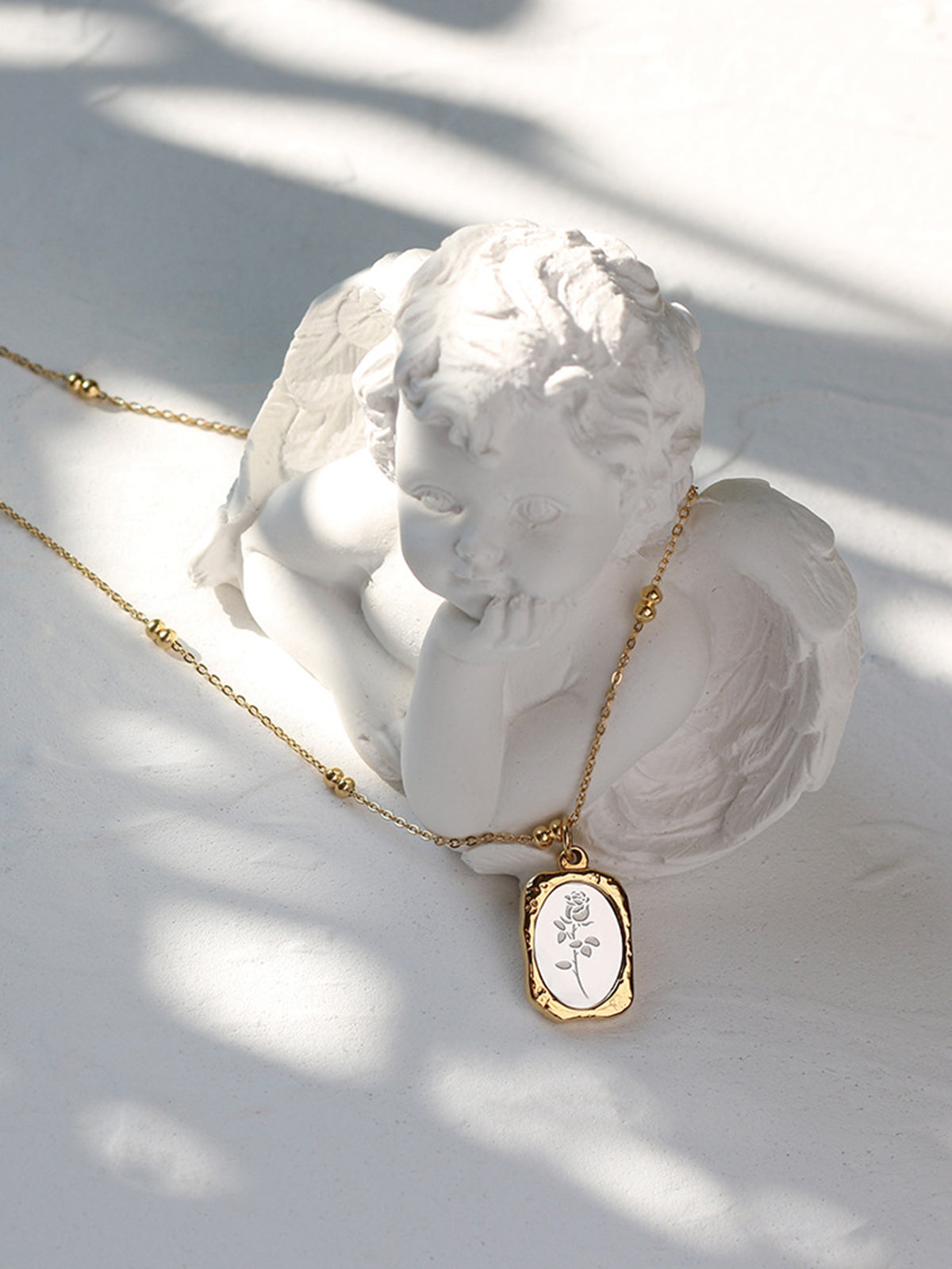 Eleganz der Rosen | Geprägte Halskette mit Anhänger