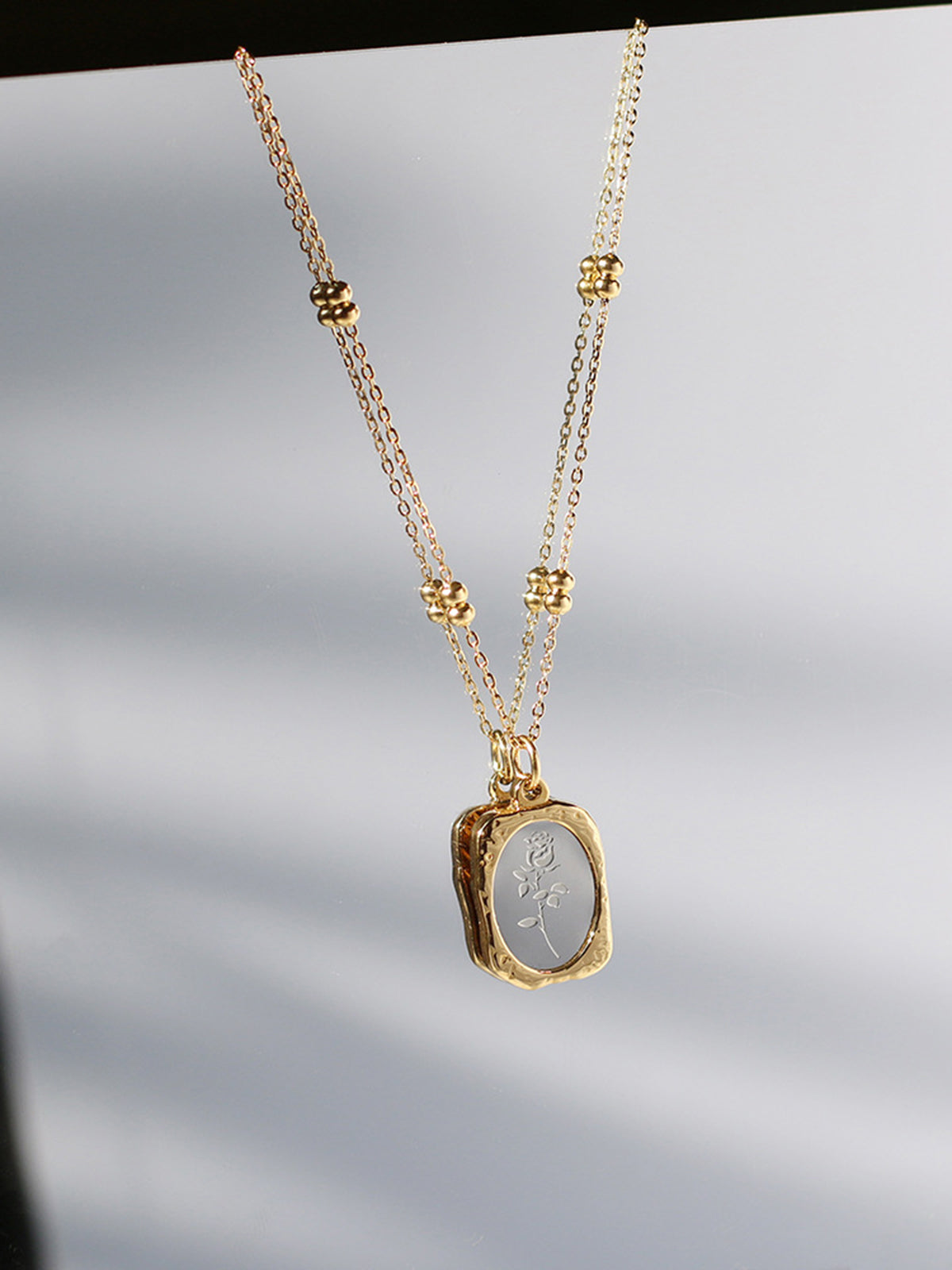 Eleganz der Rosen | Geprägte Halskette mit Anhänger