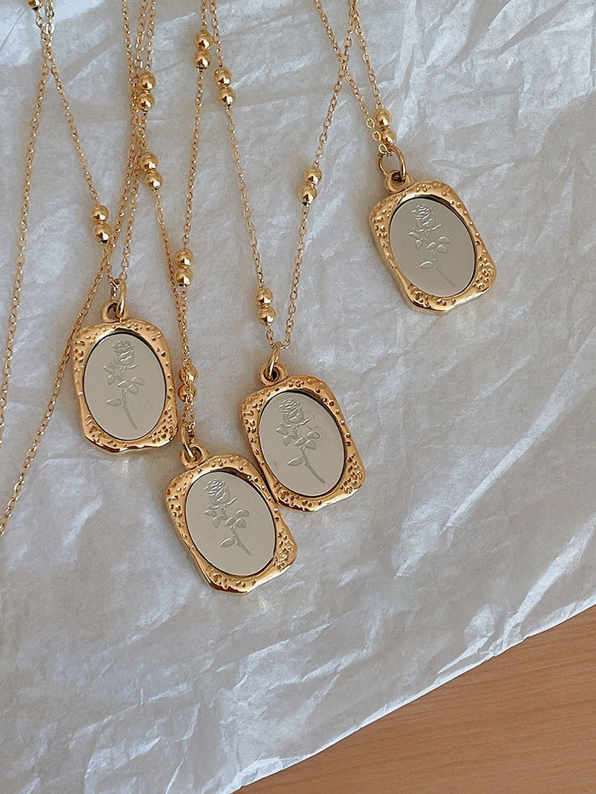 Eleganz der Rosen | Geprägte Halskette mit Anhänger