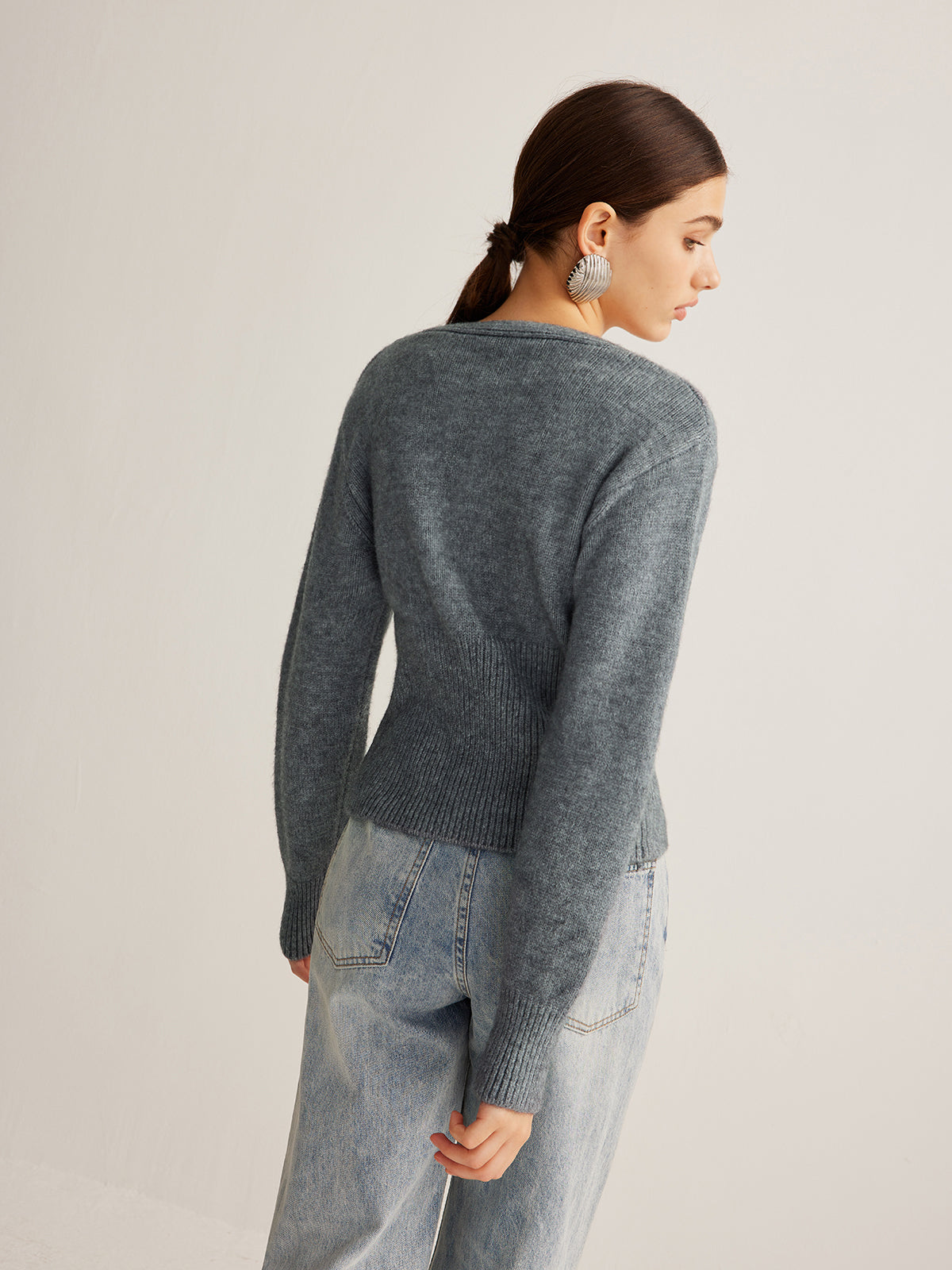 Clara | V-Ausschnitt Rippstrick Slim Cardigan