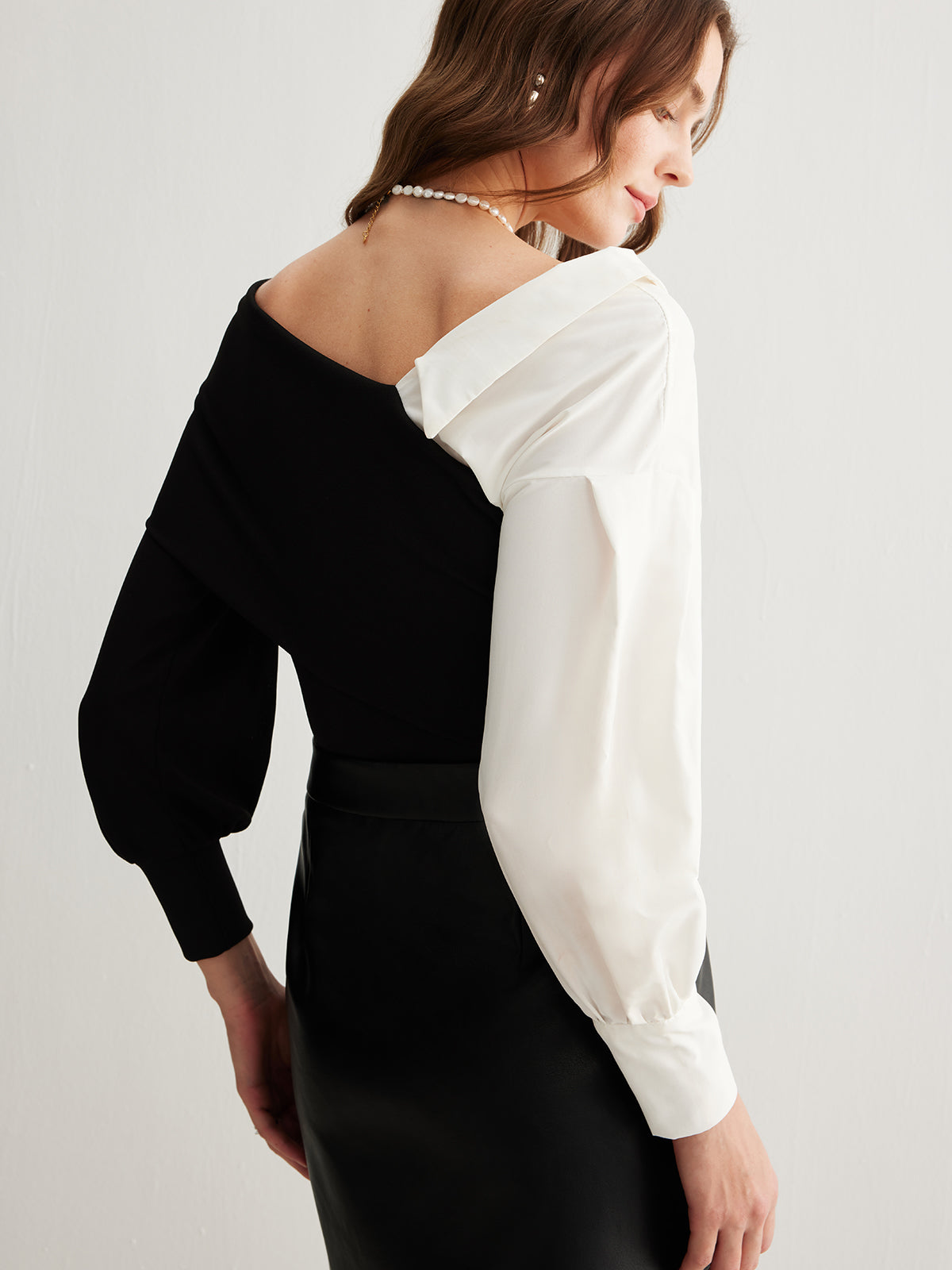 Tim | Modernes Zweifarbiges Cold-Shoulder T-Shirt