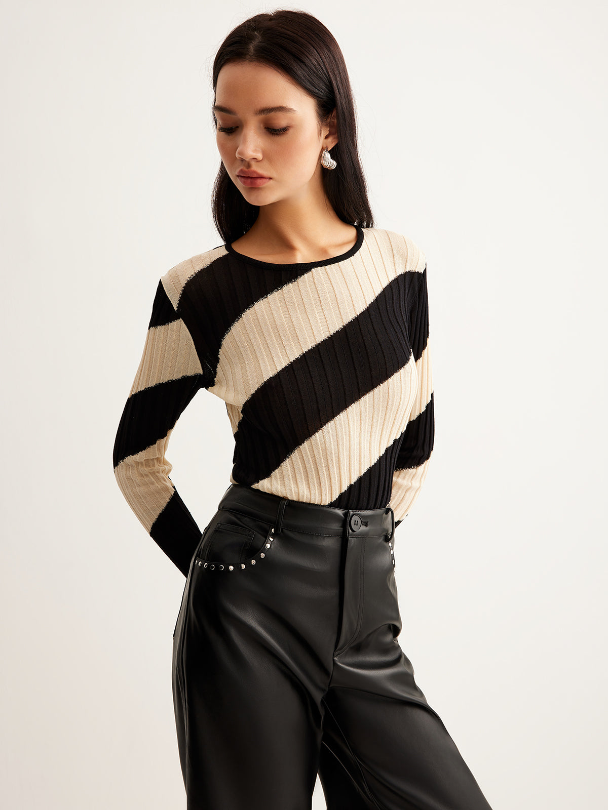 Max | Asymmetrisches Gestreiftes Slim Knit Top