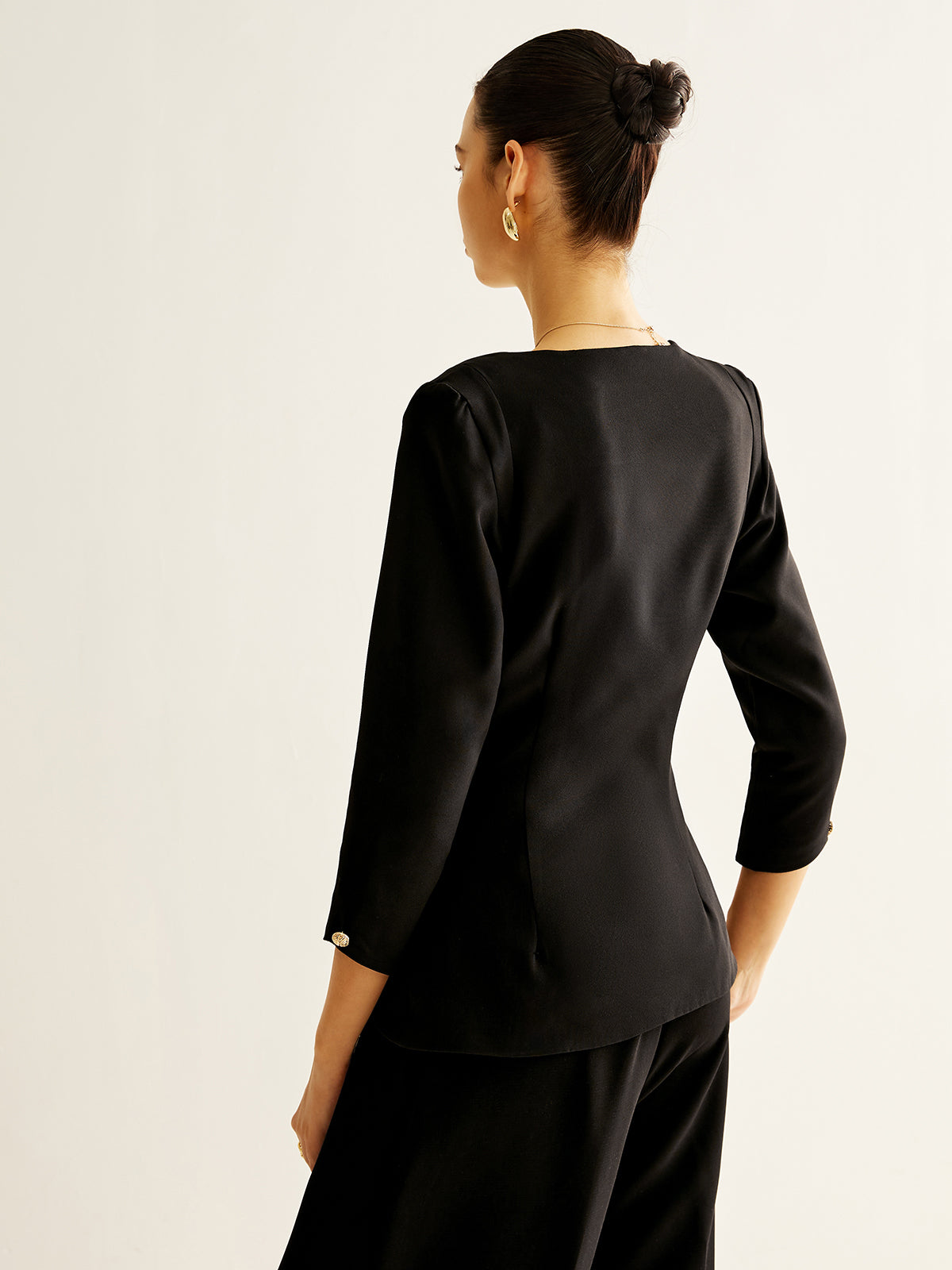 Clara | Elegante Bluse mit quadratischem Ausschnitt und Schlitz