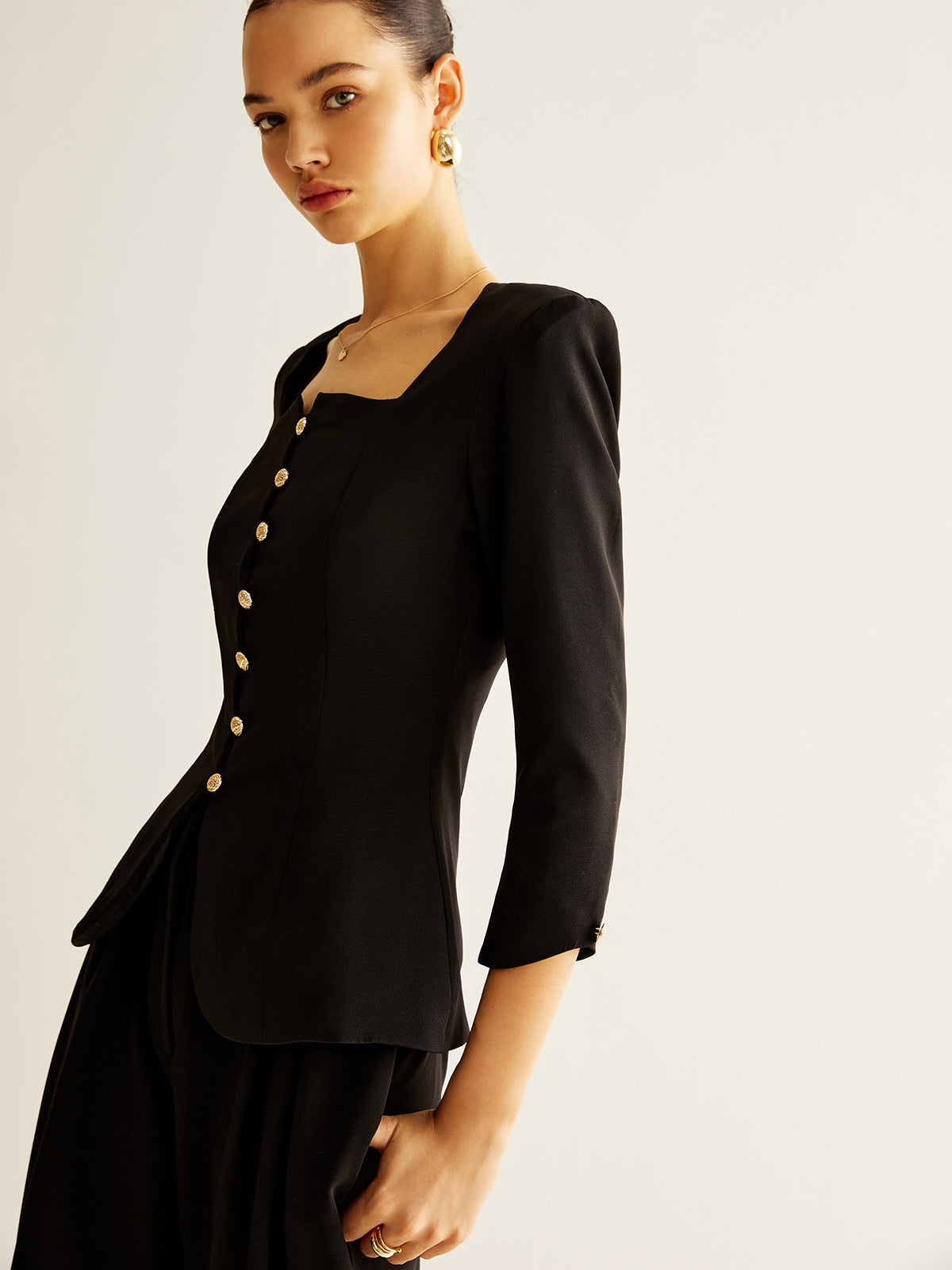 Clara | Elegante Bluse mit quadratischem Ausschnitt und Schlitz