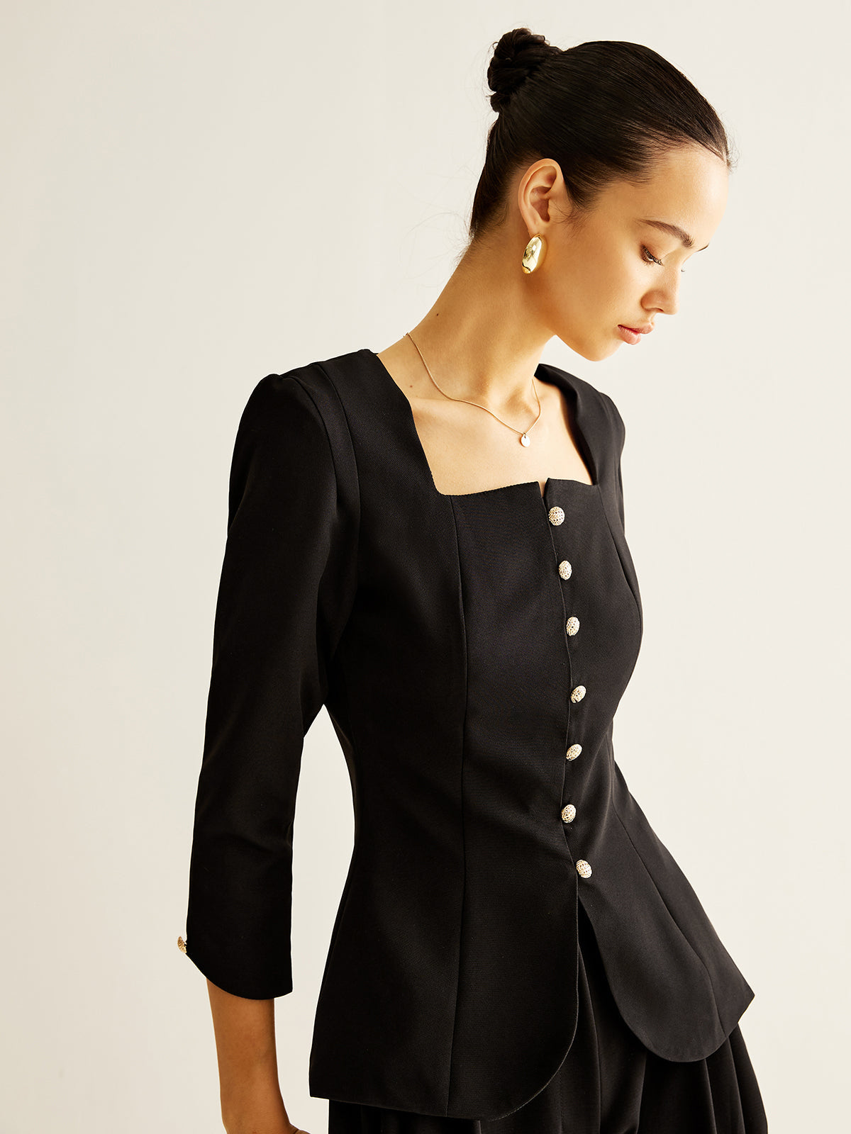 Clara | Elegante Bluse mit quadratischem Ausschnitt und Schlitz