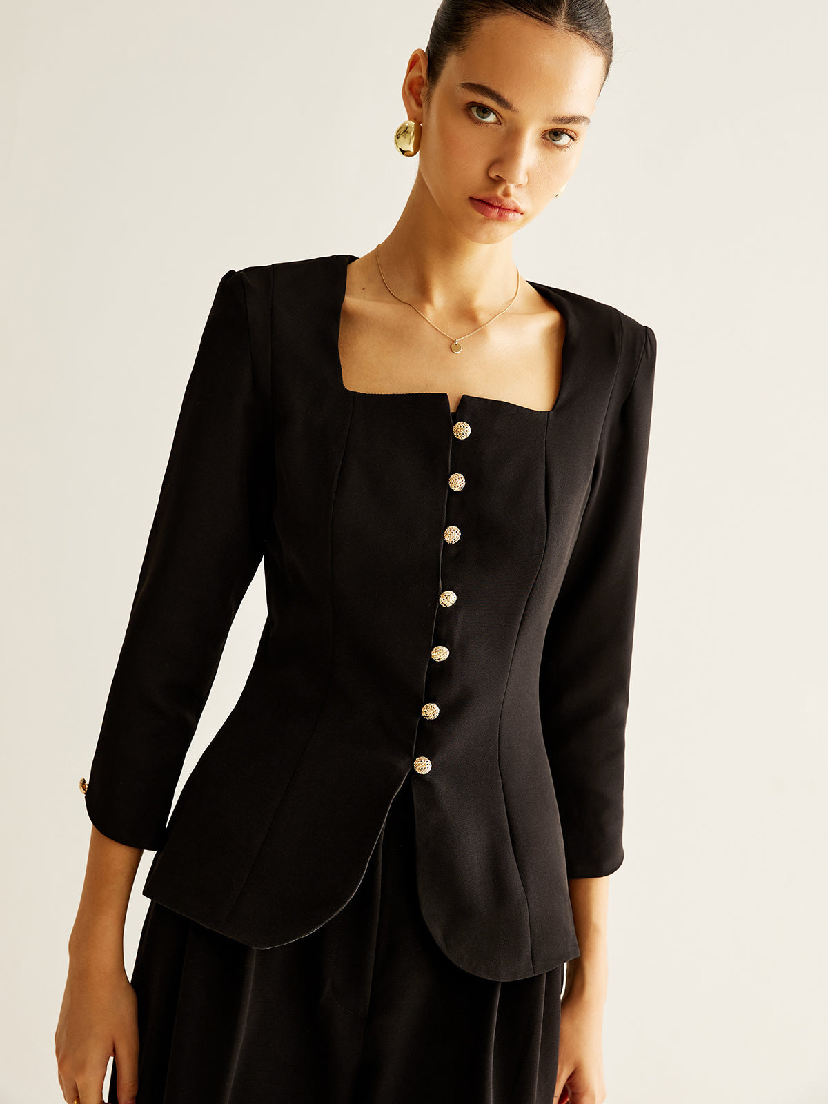 Clara | Elegante Bluse mit quadratischem Ausschnitt und Schlitz