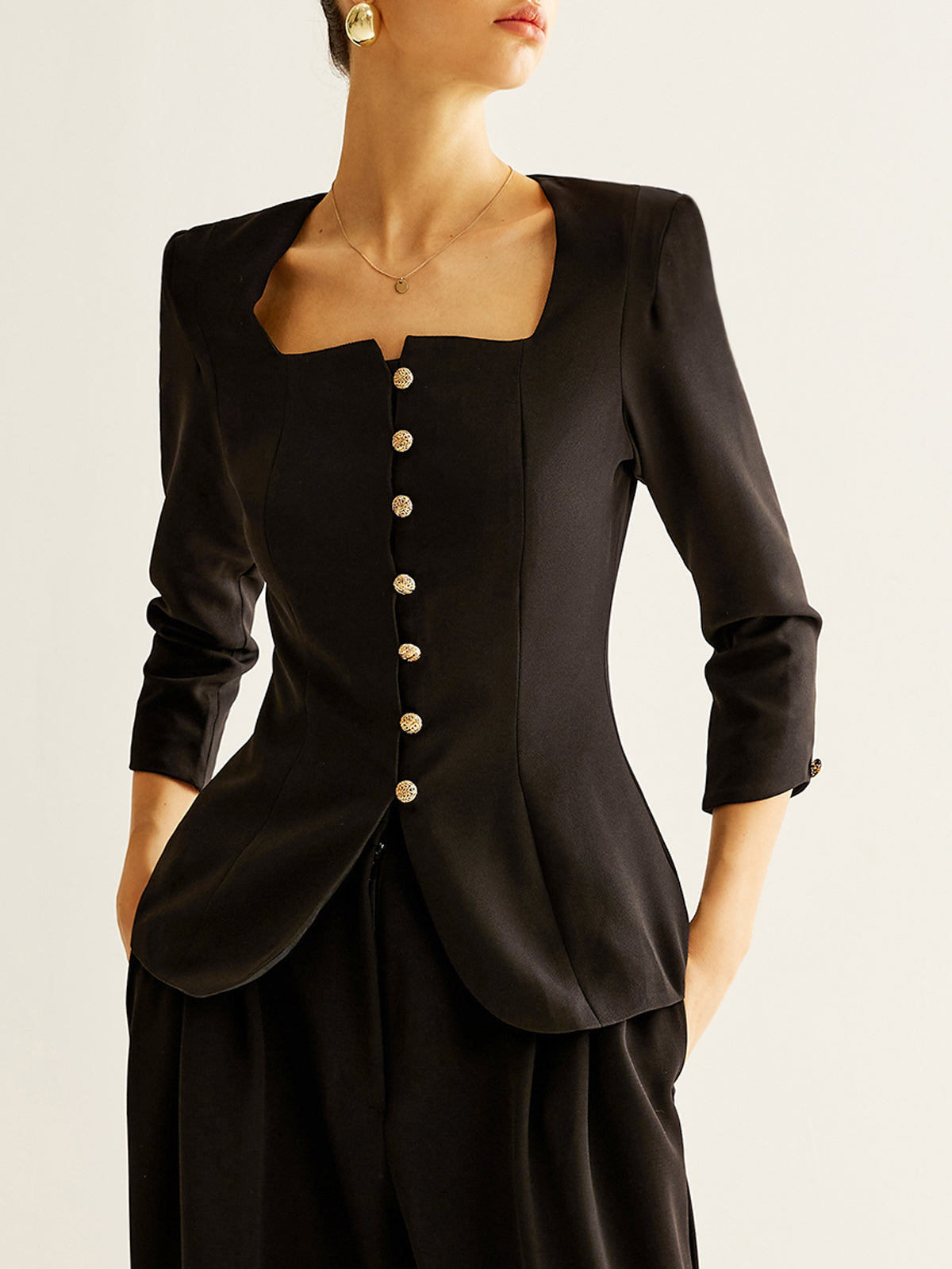 Clara | Elegante Bluse mit quadratischem Ausschnitt und Schlitz