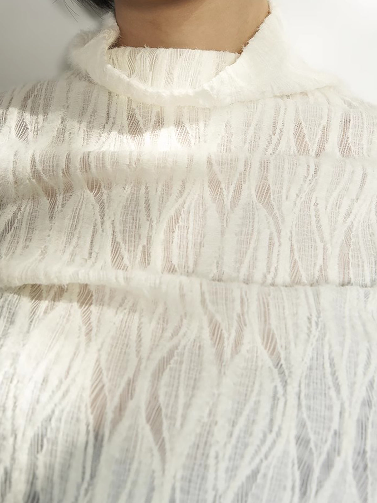 Emilia | Halbdurchsichtiges Plisseetop mit Mock Neck