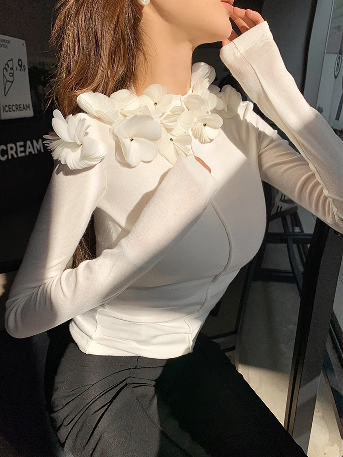 Clara | Florale Bestickte Piping-Bluse