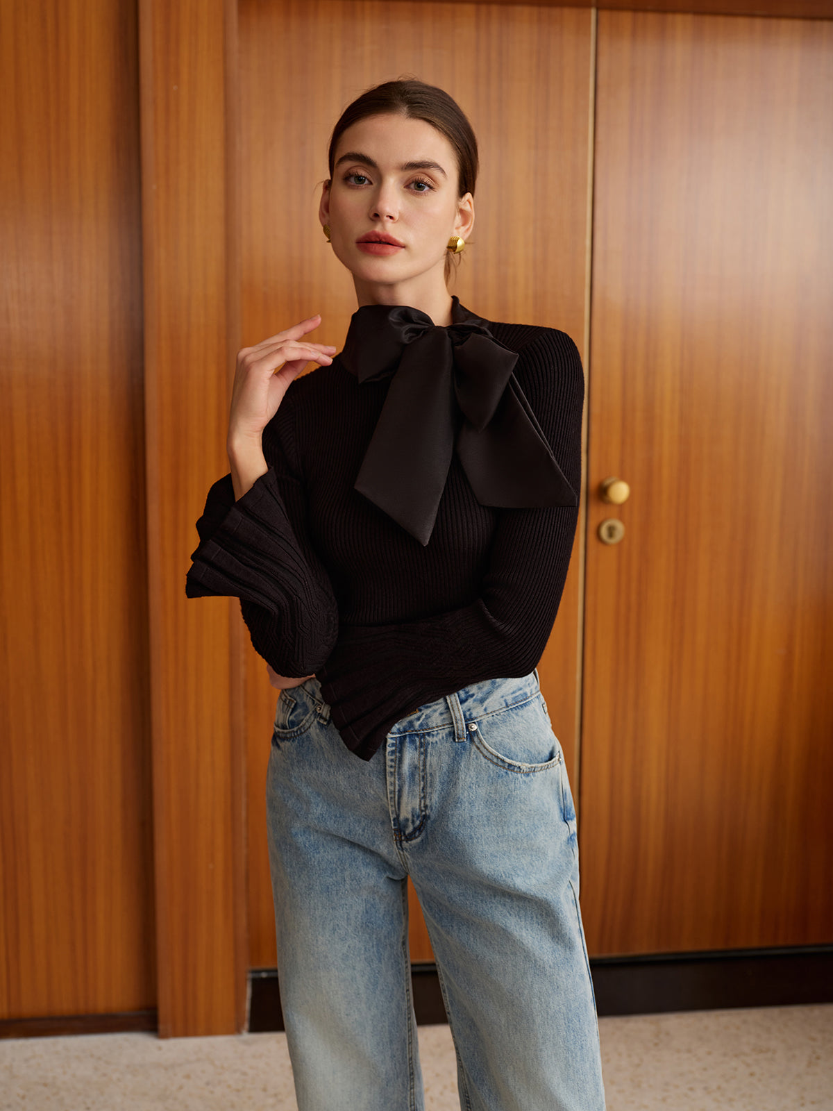 Clara | Romantisches Strickoberteil mit Glockenärmeln und Schleifendekor