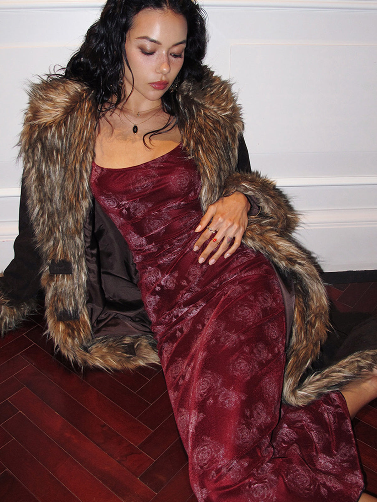 Elegante Schönheit | Rose Velvet Cami Dress