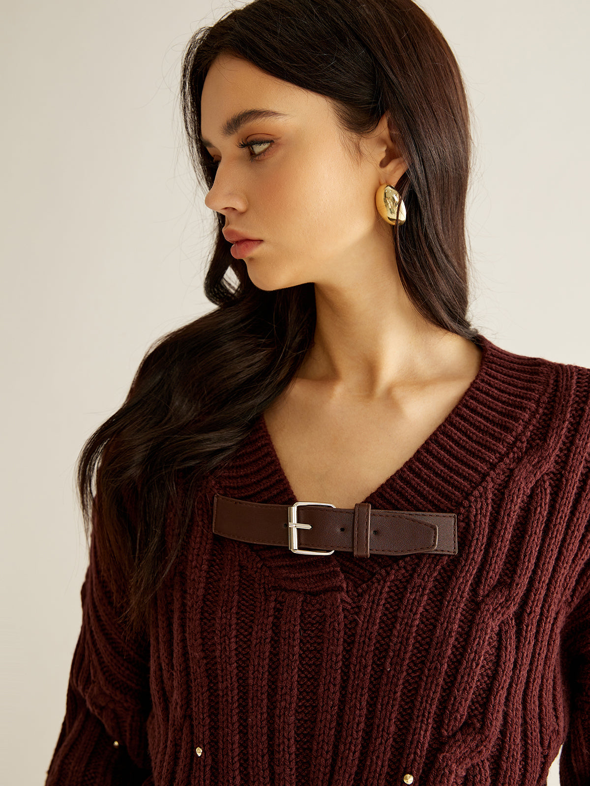 Emilia | Elegantes Strickoberteil mit Gürtelschnalle und Perlenstickerei