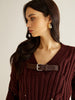 Emilia | Elegantes Strickoberteil mit Gürtelschnalle und Perlenstickerei