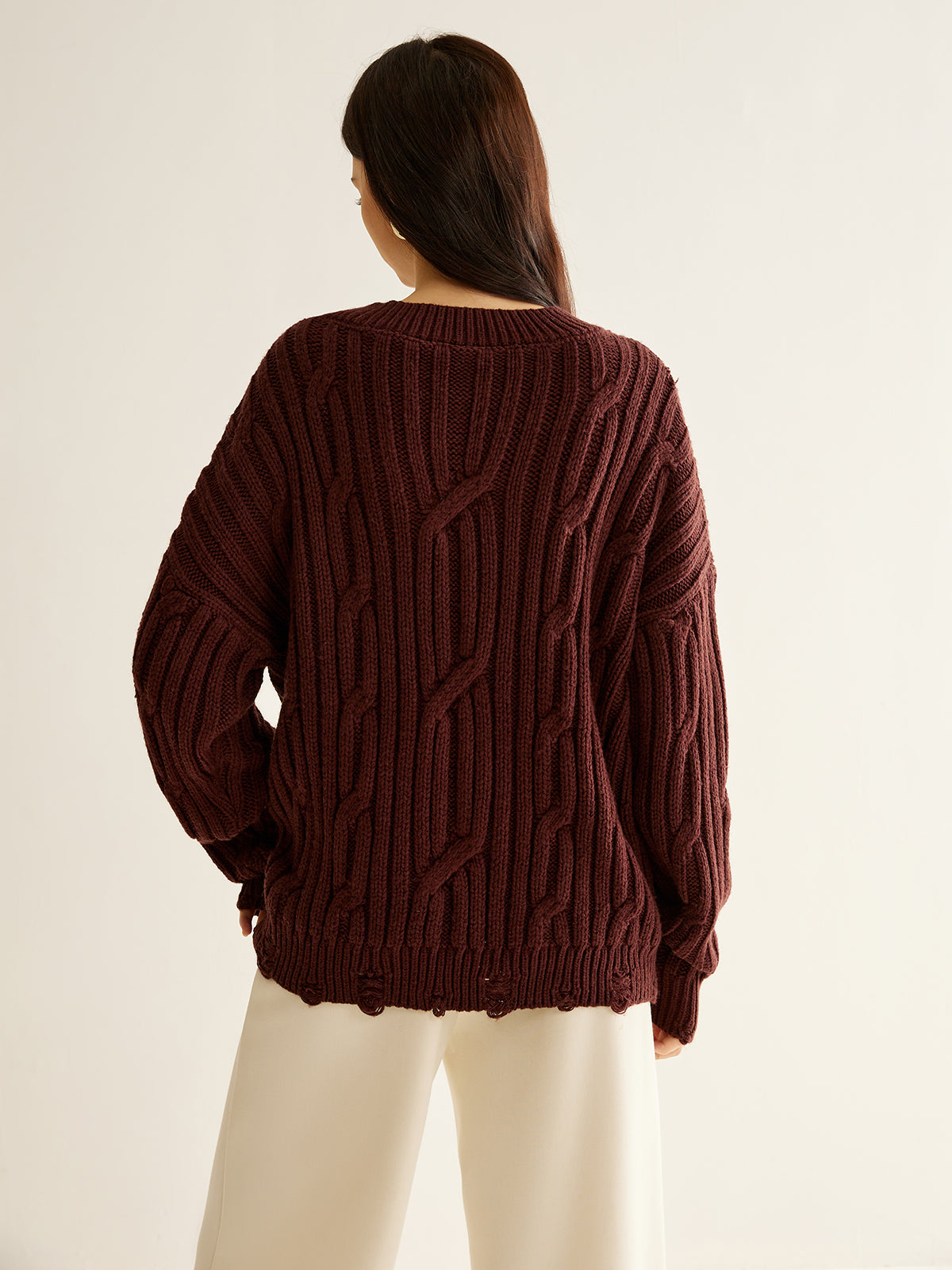 Emilia | Elegantes Strickoberteil mit Gürtelschnalle und Perlenstickerei