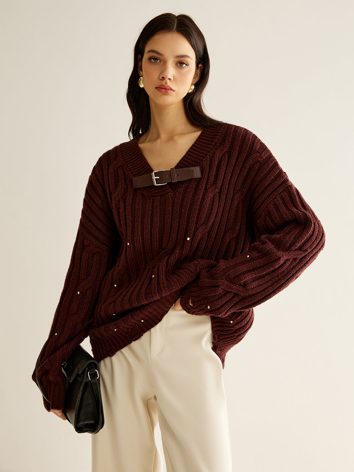 Emilia | Elegantes Strickoberteil mit Gürtelschnalle und Perlenstickerei