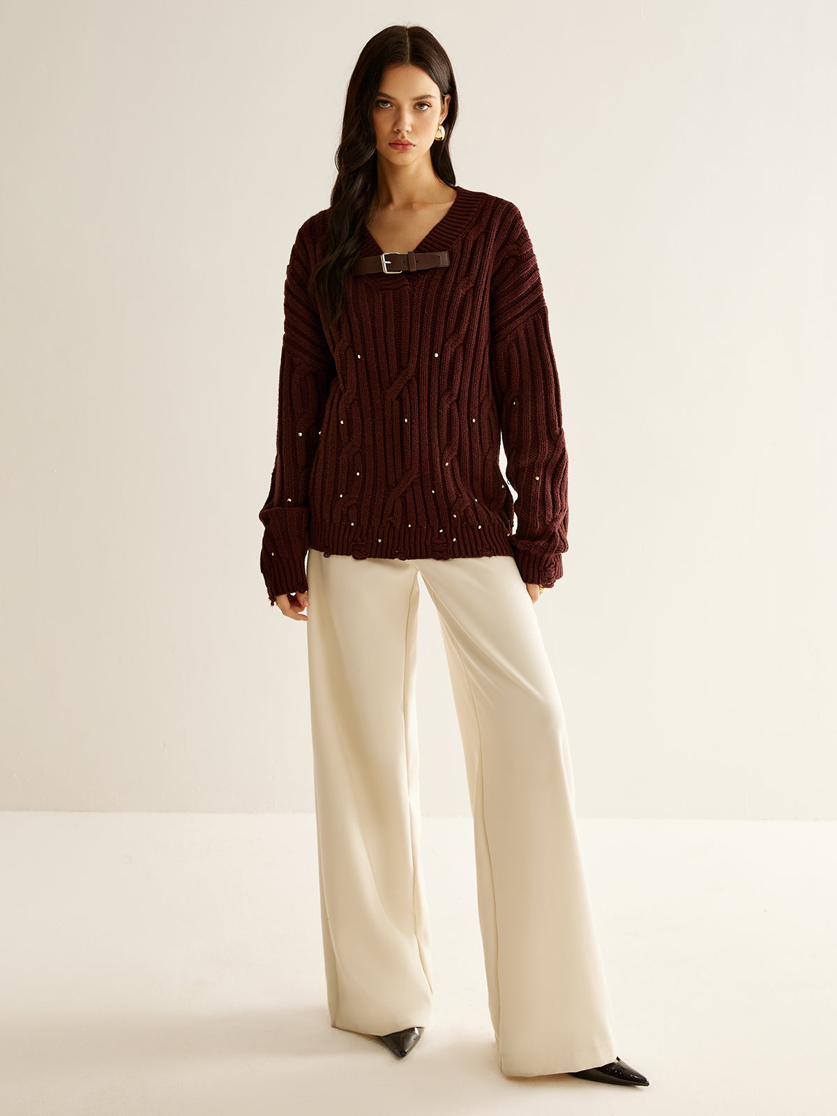 Emilia | Elegantes Strickoberteil mit Gürtelschnalle und Perlenstickerei