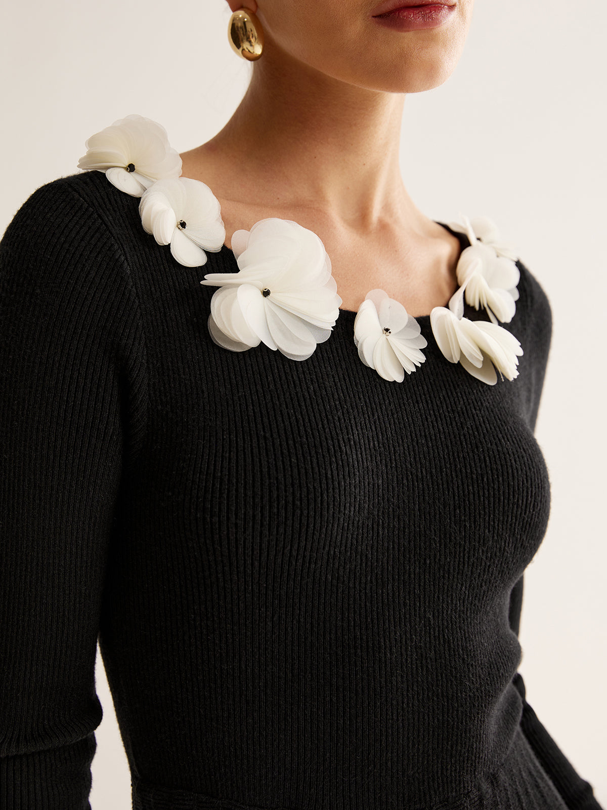 Clara | Elegantes Strickkleid mit floralem Dekor