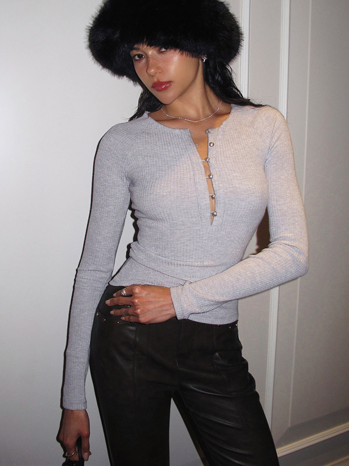 Clara | Elegantes Cutout-Top mit Perlenknöpfen