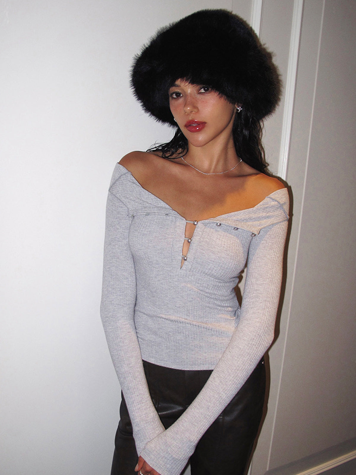 Clara | Elegantes Cutout-Top mit Perlenknöpfen