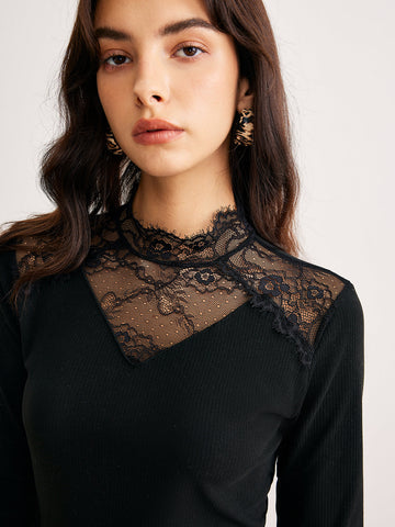 Sarah | Elegantes Stricktop mit Spitzenakzenten