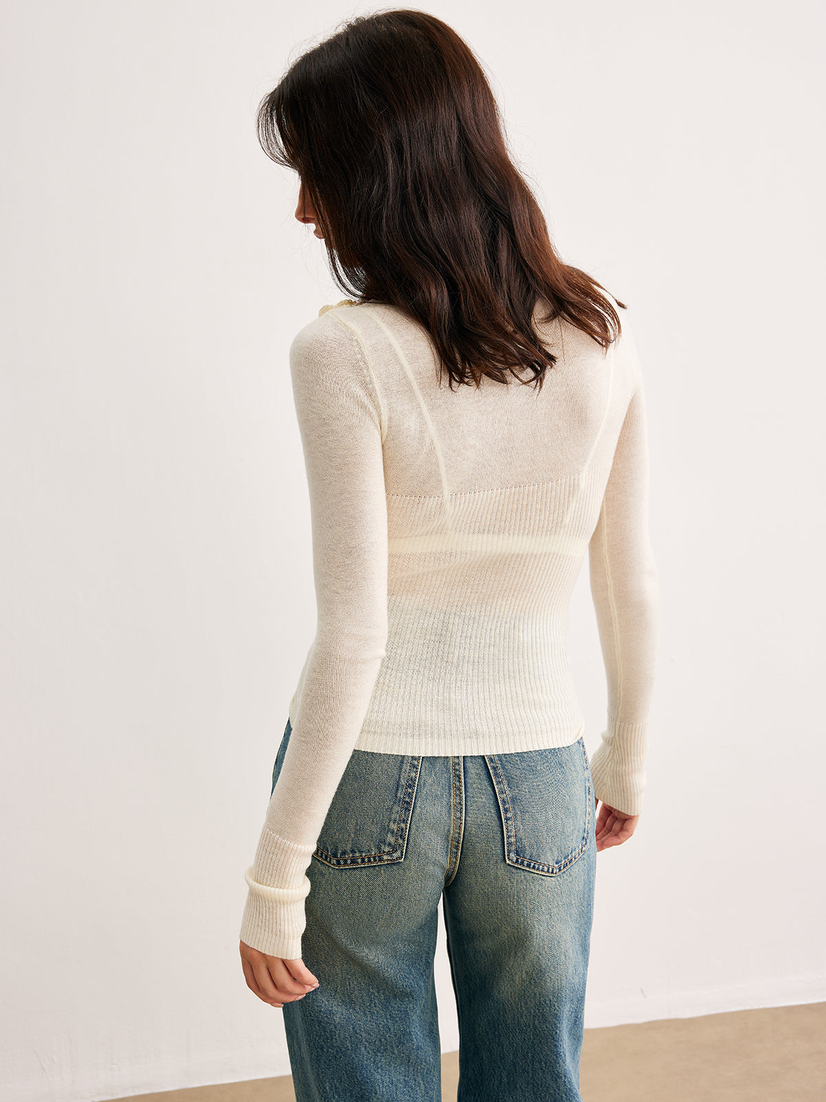 Clara | Semi-transparente Strickbluse mit Blumendesign
