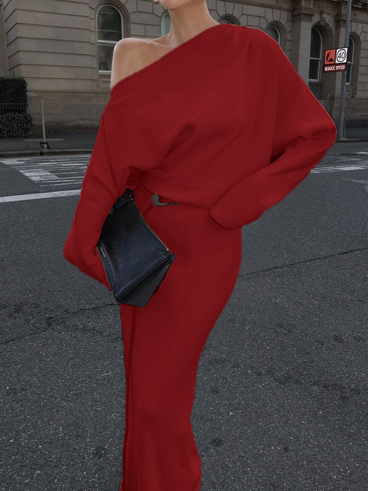 Sophie | Asymmetrisches schulterfreies Maxikleid mit langen Ärmeln