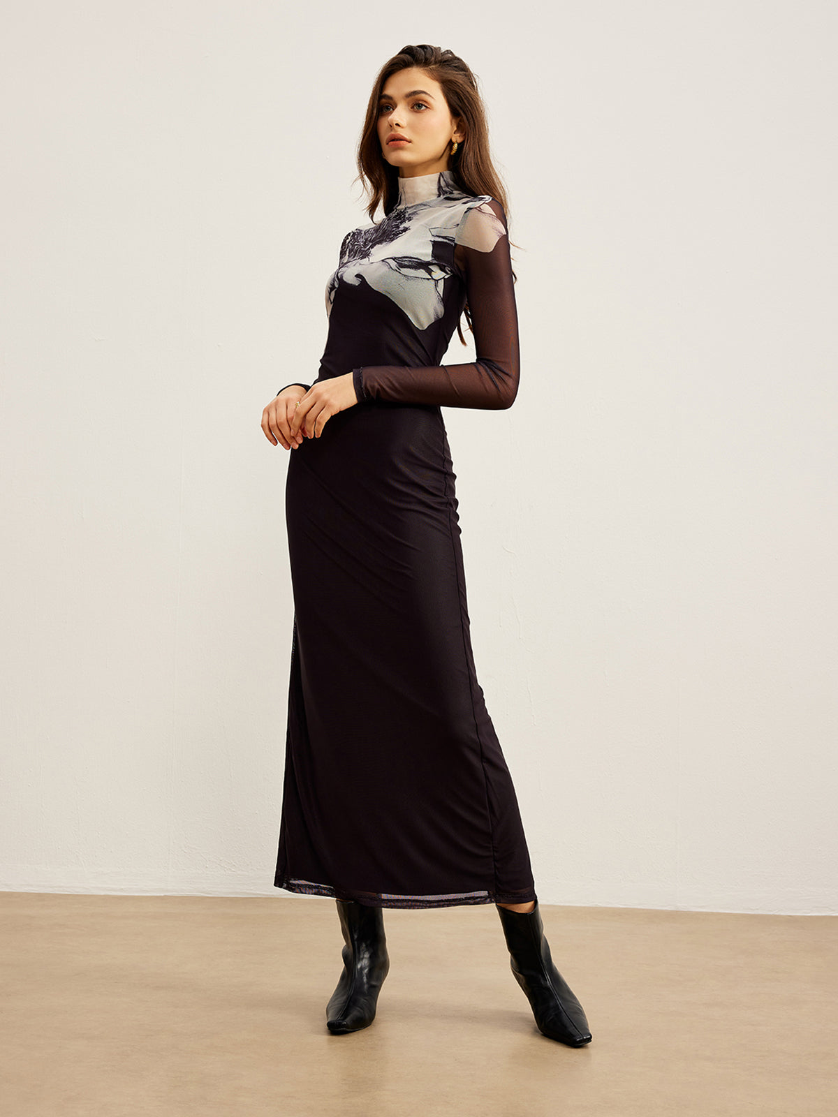 Sophie | Elegantes Maxikleid mit Druck und hohem Kragen