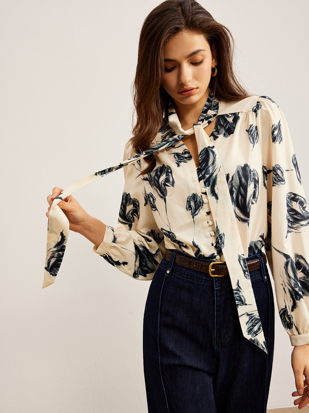 Clara | Elegante Satinbluse mit Krawattenausschnitt