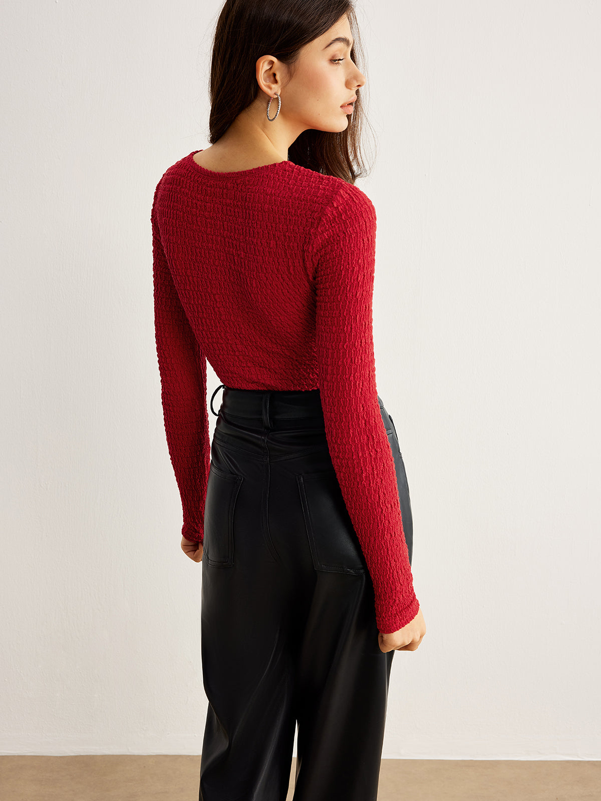 Laura | Elegantes Plisse T-Shirt mit Metal O-Ring-Ausschnitt