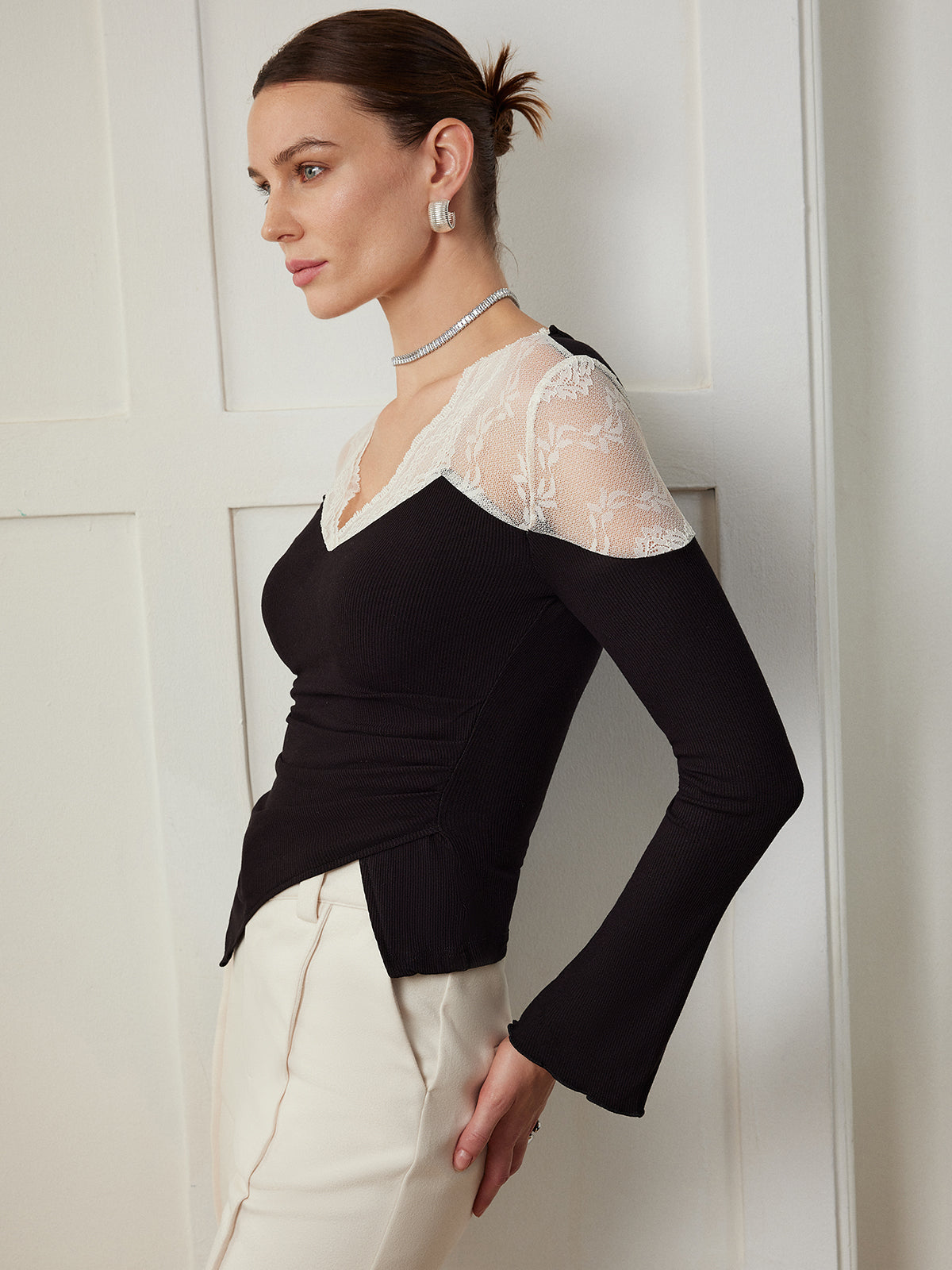 Clara | Asymmetrische Skinny Bluse mit Spitzenpaneelen