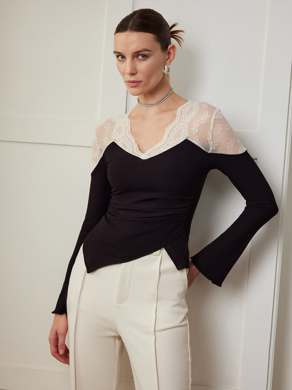 Clara | Asymmetrische Skinny Bluse mit Spitzenpaneelen