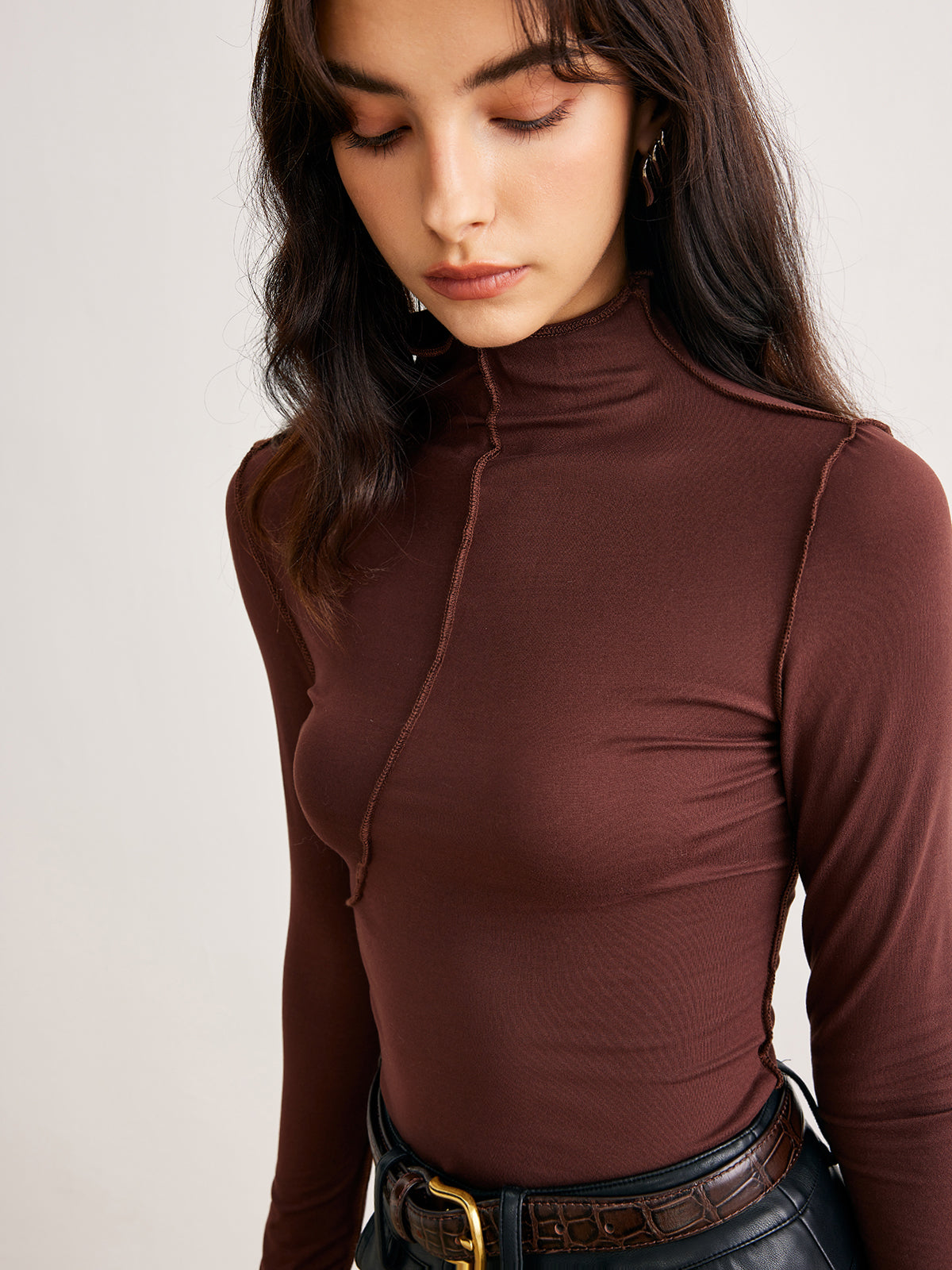 Max | Elegantes Mock Neck Top mit Piping