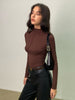 Max | Elegantes Mock Neck Top mit Piping