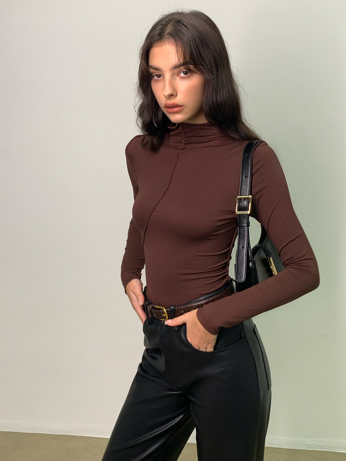 Max | Elegantes Mock Neck Top mit Piping
