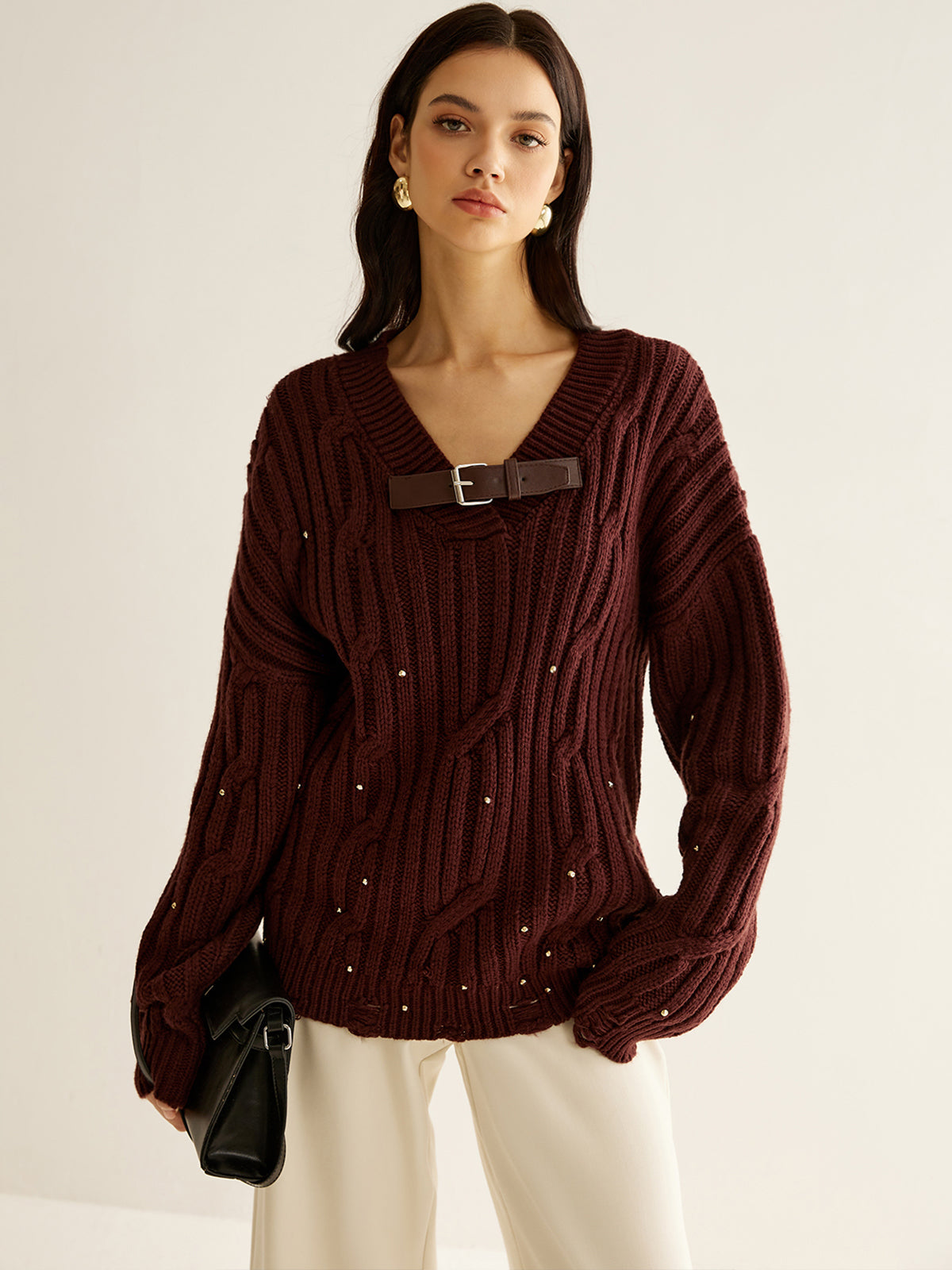 Emilia | Elegantes Strickoberteil mit Gürtelschnalle und Perlenstickerei