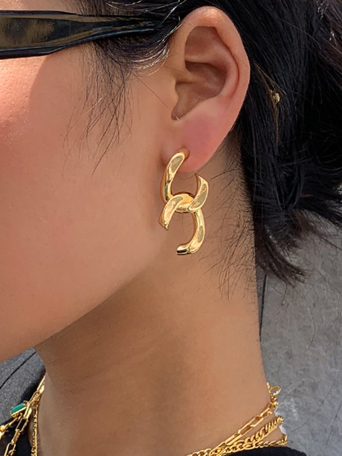 Clara | Geometrische Ohrstecker mit Twist-Design