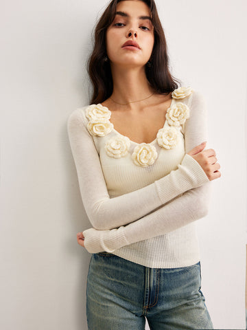 Clara | Semi-transparente Strickbluse mit Blumendesign