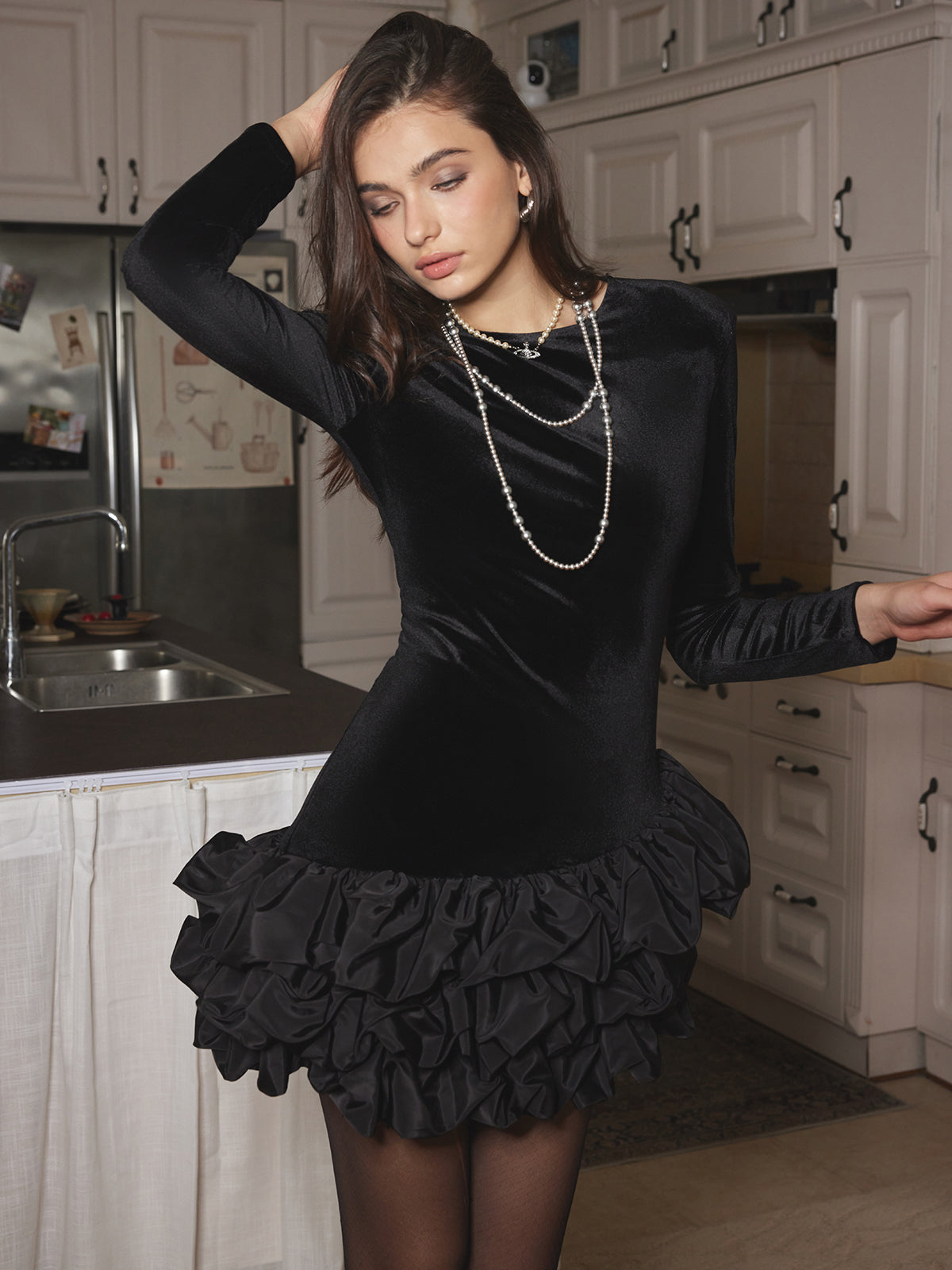 Clara | Samtiges Bubble Kleid mit Schulterpolstern