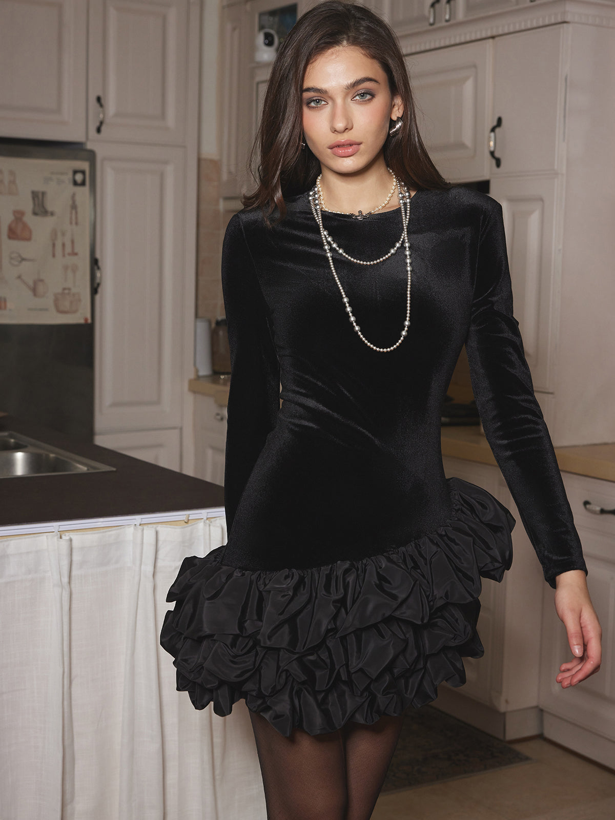 Clara | Samtiges Bubble Kleid mit Schulterpolstern