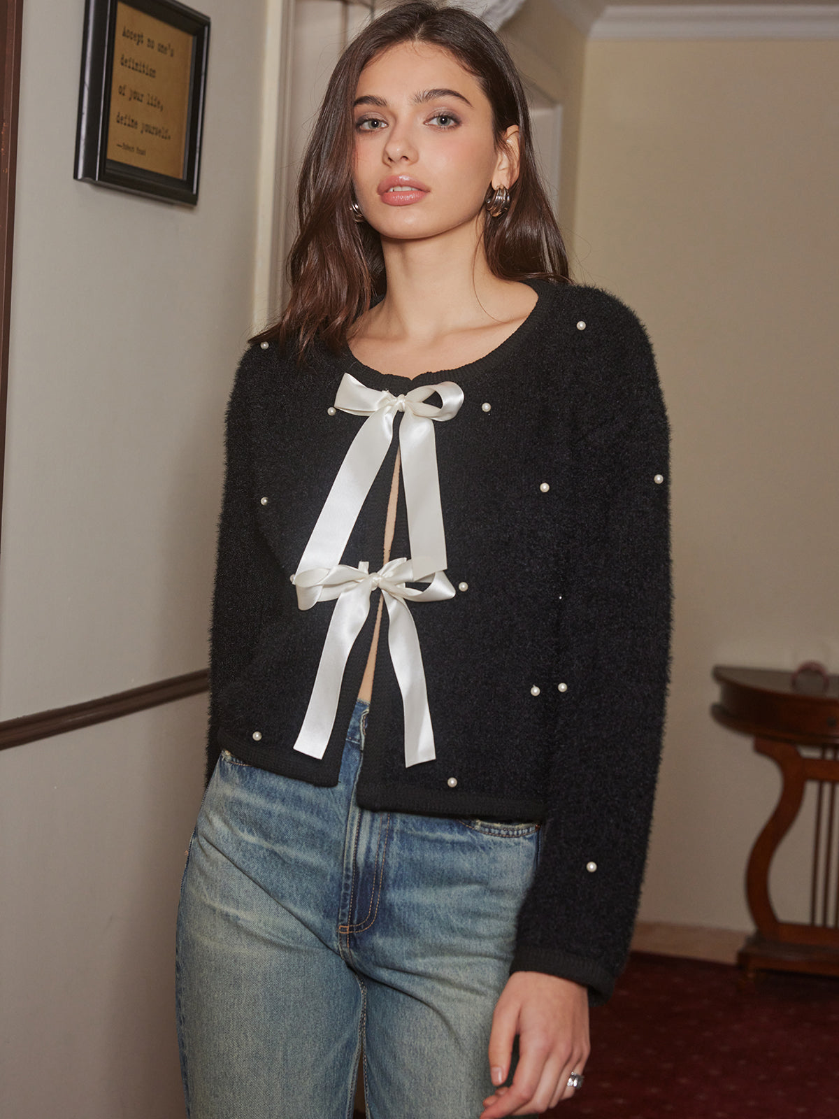 Clara | Bezauberndes Strickoberteil mit Perlendekor und Schleife