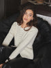 Nora | Elegantes Stricktop mit Rundhalsausschnitt und Knopfdetails