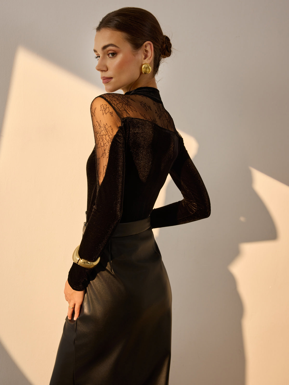 Clara | Samt-Bluse mit Spitzen-Elementen