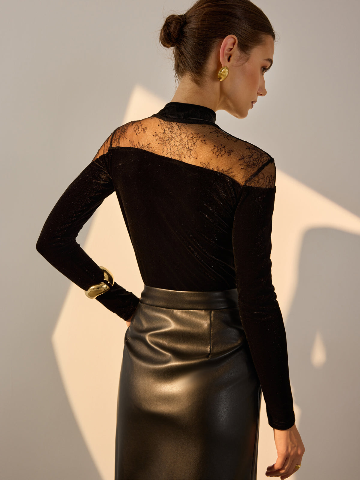 Clara | Samt-Bluse mit Spitzen-Elementen