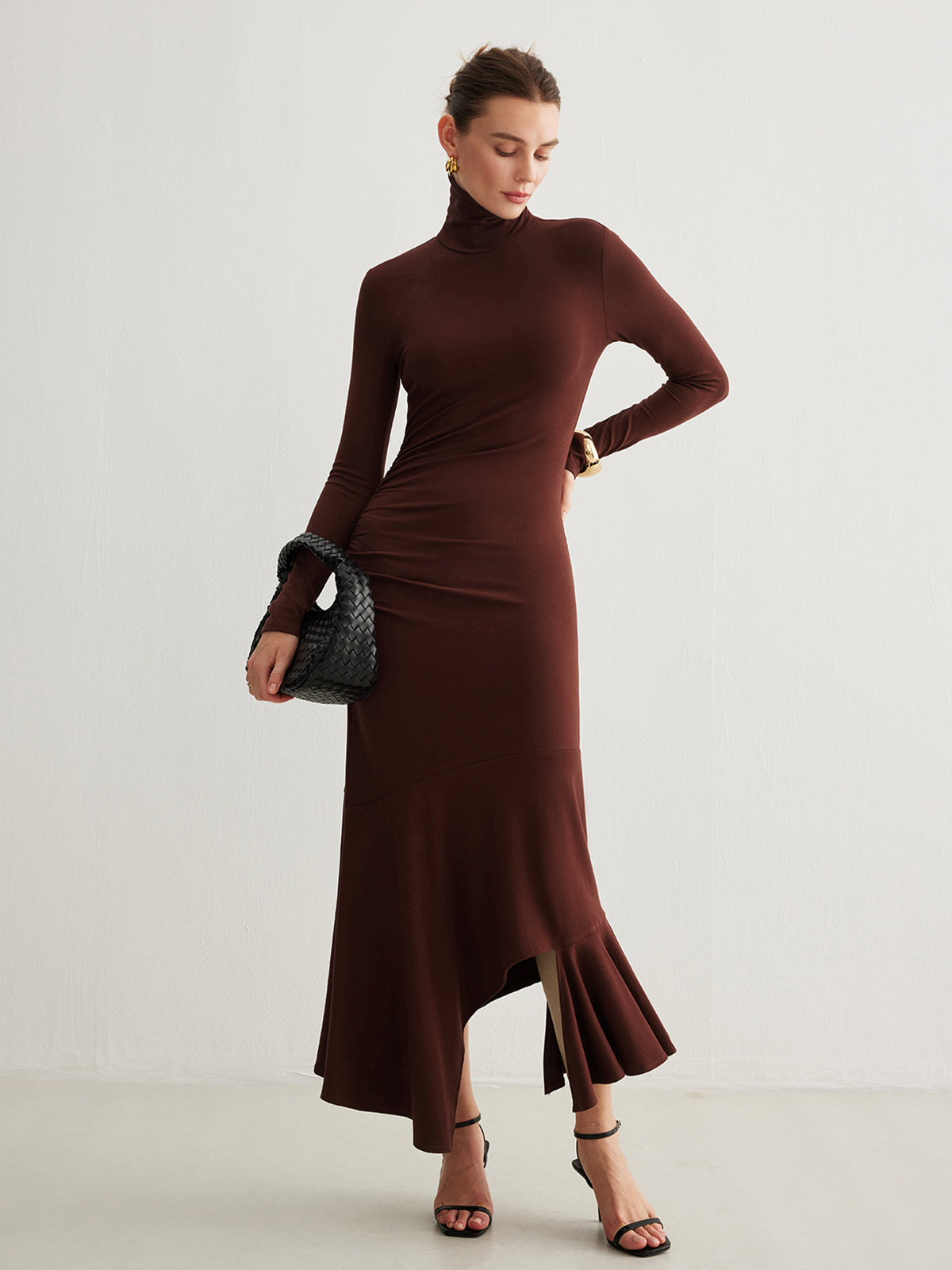 Clara | Asymmetrisches Maxikleid mit hohem Kragen