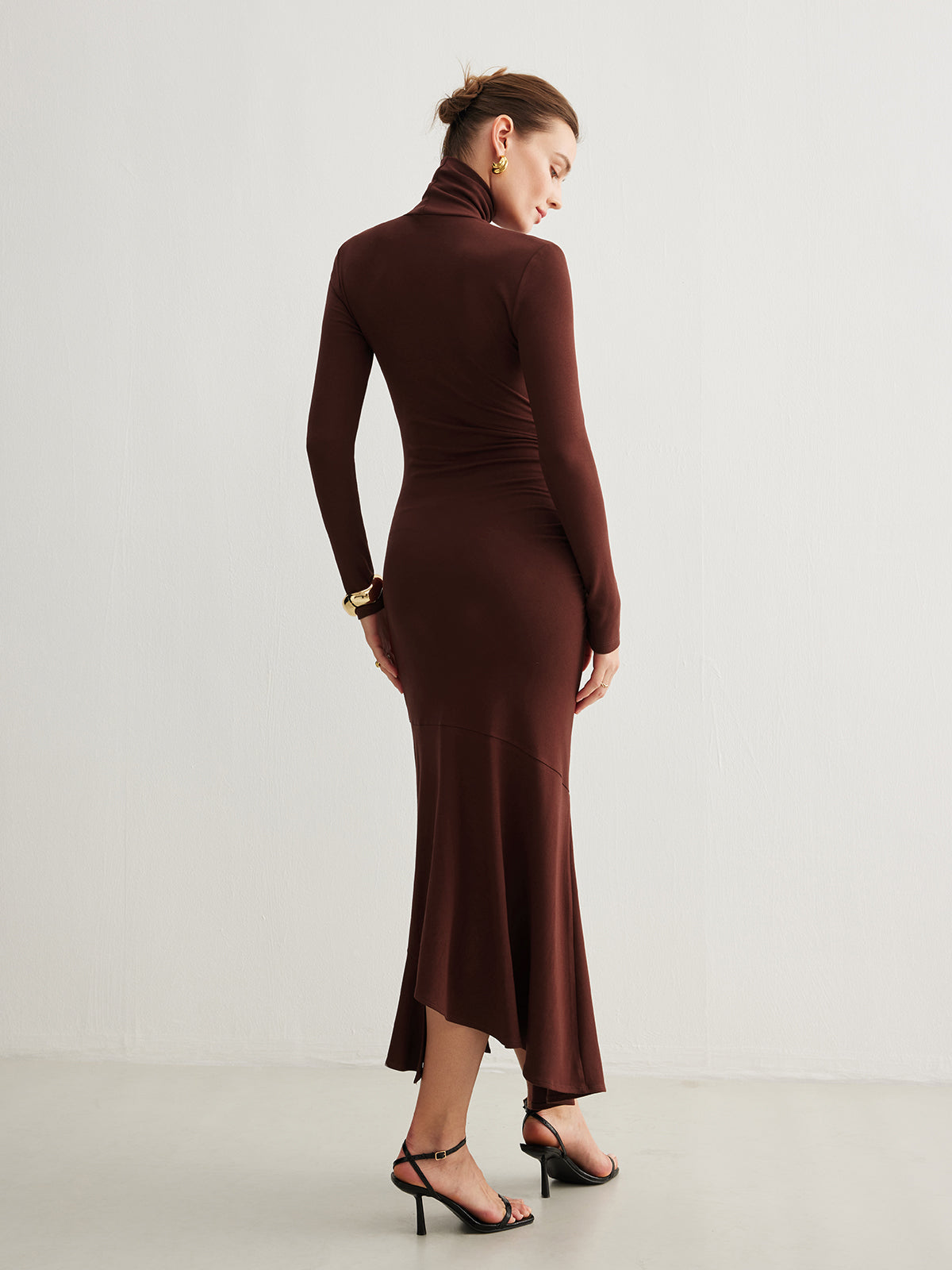 Clara | Asymmetrisches Maxikleid mit hohem Kragen