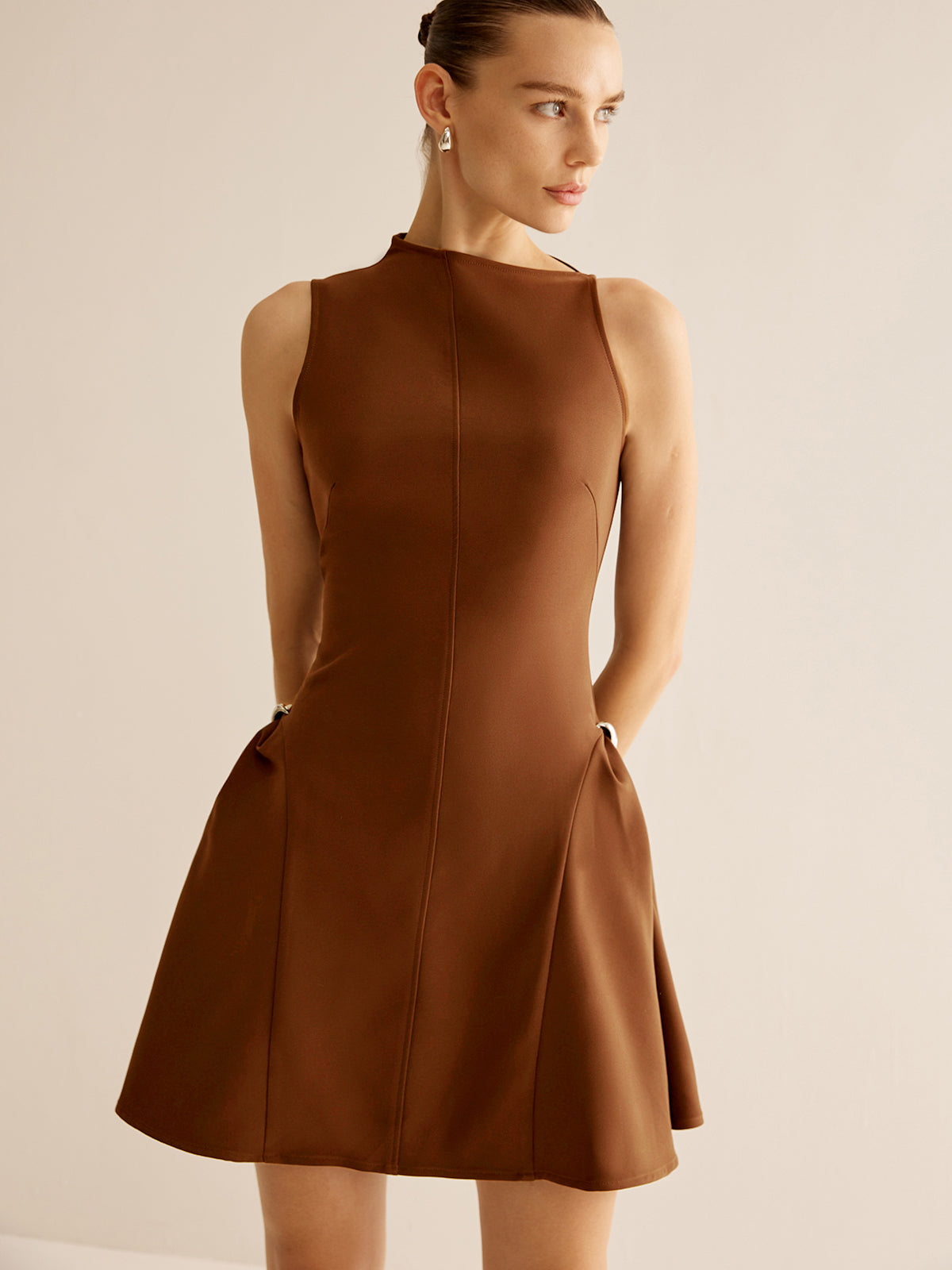 Alena | Asymmetrisches Kleid mit gerafftem Kragen